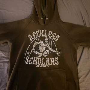 Reckless scholars hoodie i Moss Brown, storlek M, bra skick bortsett från fåtalet flaws i form av små fläckar (syns på bild 2,3). Hoodien är oversize. Bud tas emot.
