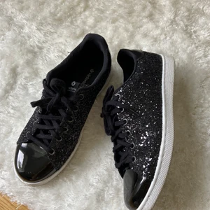 Svarta glitter skor - Använda fåtal gånger, storlek 40 men skulle säga att den passar 39 också😍 köparen står för frakten