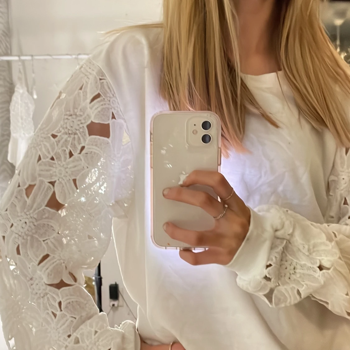 Långärmad tröja med blommiga ärmar - 90