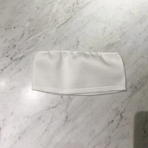 Vit bandeau-topp från PrettyLittleThing - Oanvänd vit bandeau-topp från PrettyLittleThing. 