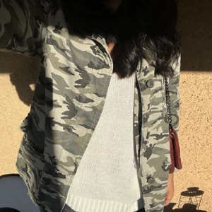 Kamouflage jacka  - Perfekt för hösten💖 Jackan är från River Island med storlek 12 men jag är S och tycker den passar perfekt💖 jättefina detaljer vid kragen och fickorna💖 fraktar och möter även upp i Stockholm💖