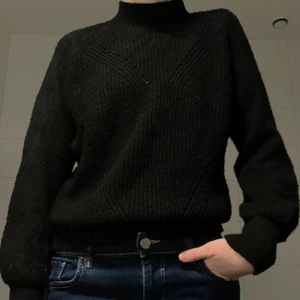 Svart stickad - Svart kabel stickad tröja<3