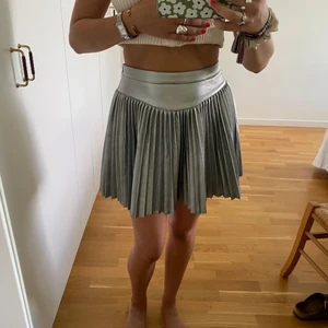 Silvrig kjol - Snygg kjol från Zara i strl 164🤍 !Tryck inte på köp nu!