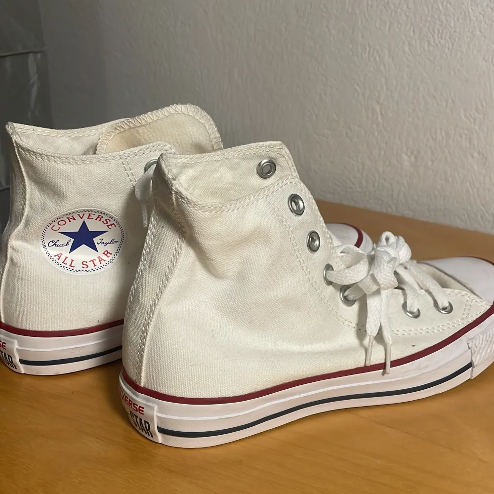 Säljer mina fina oanvända vita converse för ett bra pris:) Inga defekter och rena!❣️. Skor.