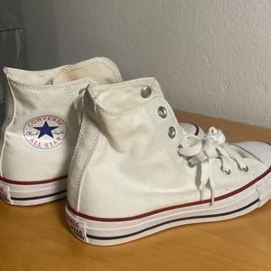 Converse - Säljer mina fina oanvända vita converse för ett bra pris:) Inga defekter och rena!❣️