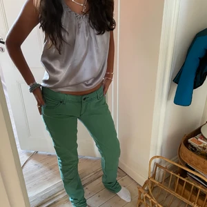 Lågmidjade gröna jeans💚🐸 - Coola lågmidjade jeans!!!❤️❤️❤️ Passar bra till någon stickad tröja eller topp! Snygga till vardags men även fina att klä upp💙💙 Fint skick och utöjbart material 