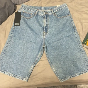 Dr.Denim Jeans Shorts - Hej, säljer denna par shorts från Dr.Denim eftersom jag inte använder de. Jag har aldrig använt de, den har kvar lappen. Shortsen är ganska långa och kommer ner till smalbenen. De är storlek 31👍