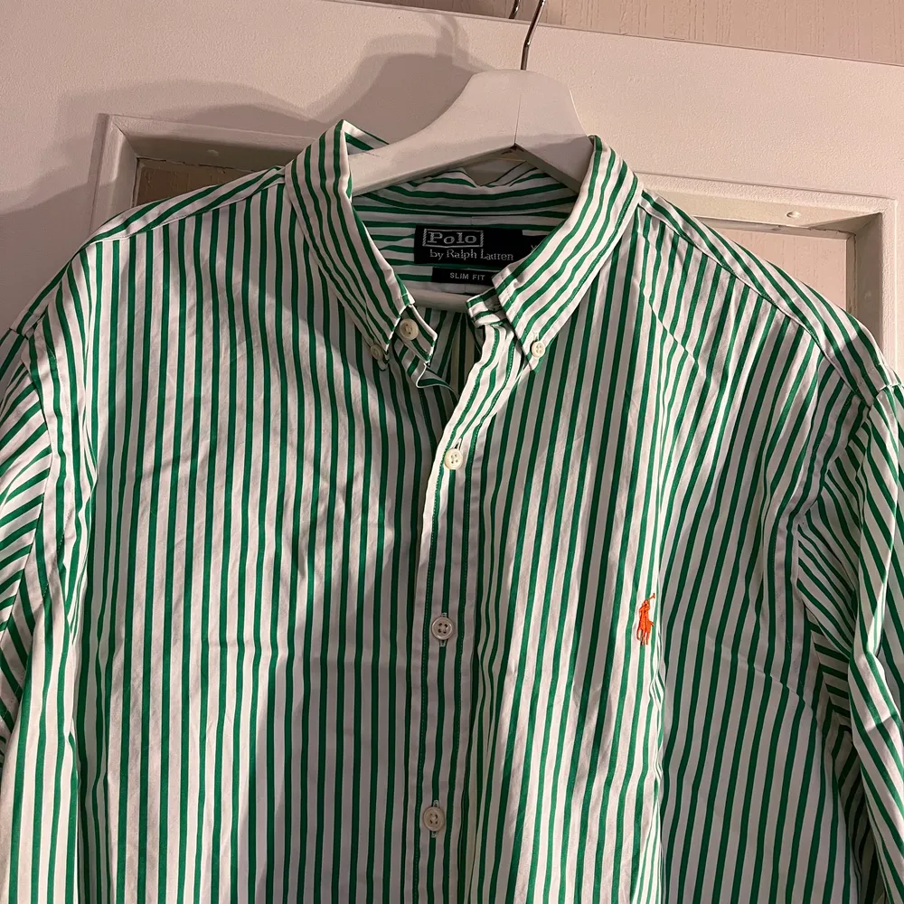 2 stycken gröna Ralph Lauren skjortor. En grön, en mintgrön med ränder. Modell Slim fit storlek XL 200kr/st eller 300kr för båda.. Skjortor.