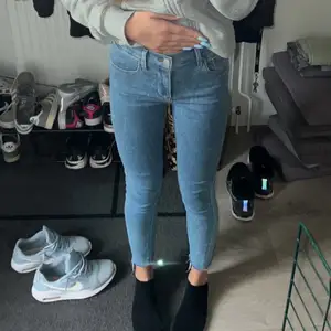 Säljer ett par Levis jeans storlek 24🥰för att dom va för korta för mig i benen har köpt dom här på Plick❤️Men dom är i bra skick annars❤️