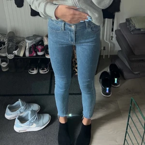 Levis jeans - Säljer ett par Levis jeans storlek 24🥰för att dom va för korta för mig i benen har köpt dom här på Plick❤️Men dom är i bra skick annars❤️