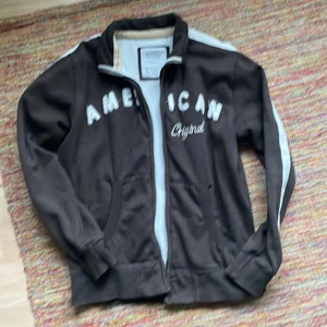 Zip-up hoodie - Fin zipup hoodie som jag säljer för att jag har för många. Storlek L men passar M om man vill ha en mer baggy passform. Bra skick.