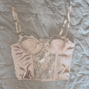 Topp - Jättegullig korsett/topp som tyvärr är förliten för mig💕 Köpt på Urban Outfitters för 600🤍
