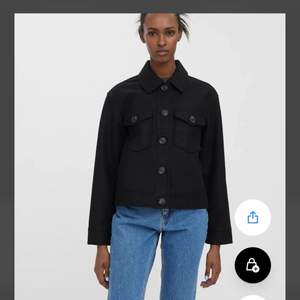 Säljer denna jacka från Vero Moda. Den är oanvänd, skriv vid mer frågor och bilder!❤️
