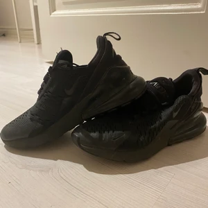 Nike air Max 270 - Säjer dessa skorna då dom inte kommer till användning längre och ej min stil💞 Köparen står för frakt!