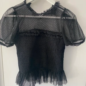 Partytopp  - Säljer denna toppen från NA-KD! Sparsamt använd! Kan mötas upp i Linköping annars står köparen för frakten! 