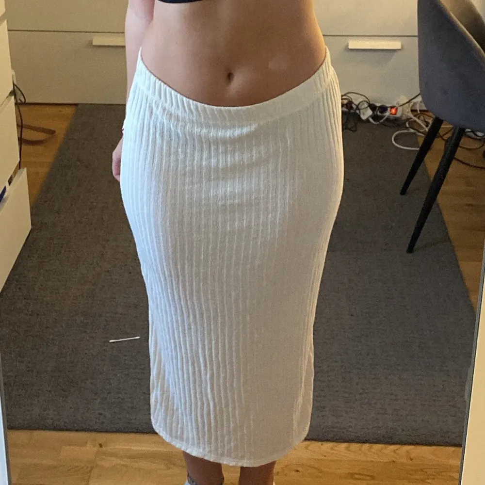 ❤️❗️BETALNING SKER VID SWISH❗️❤️ Jättefin beige vit kjol från lindex i storlek M, den är Lågmidjade och har en slits och är lång. ALDRIG ANVÄND LAPPEN KVAR. Kjolar.