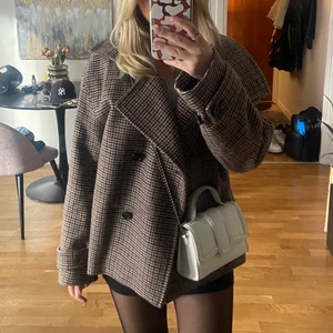 Arket kappa - Säljer min superpopulära arket jacka.  Endast använd en gång, säljer då jag känner att den inte va min stil. Slutsåld överallt  2 sista bilderna är lånade. Nypris 1790 