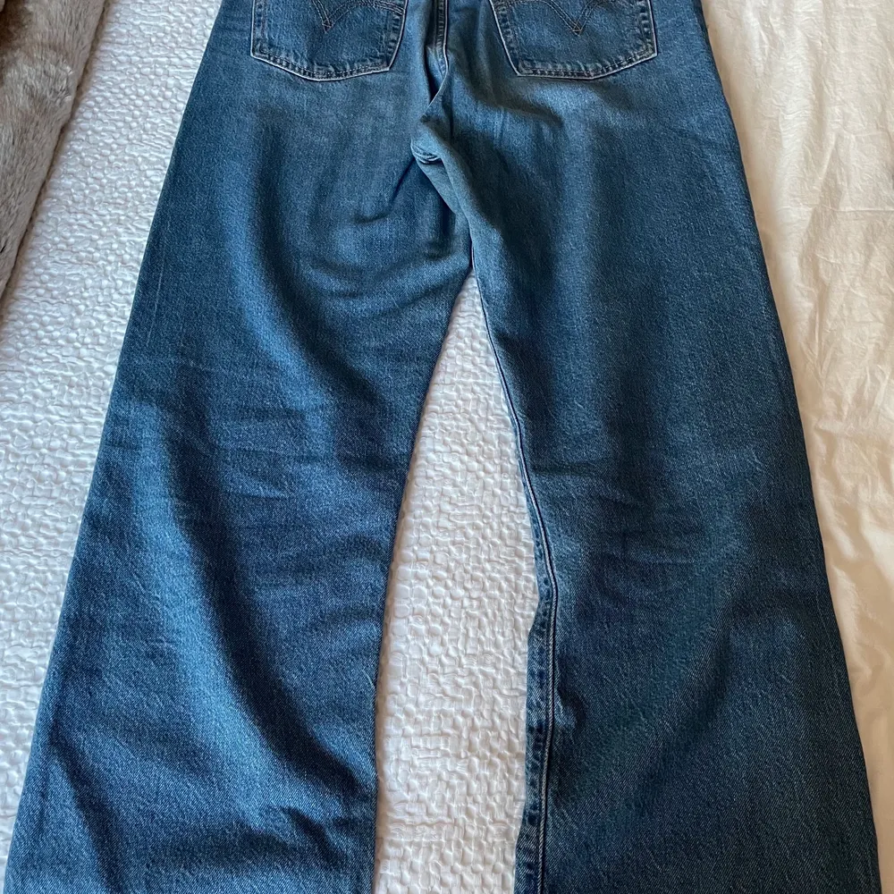 Säljer mina ribcage straight jeans, nypris 1200kr💕 30 midja 32 längd . Jeans & Byxor.