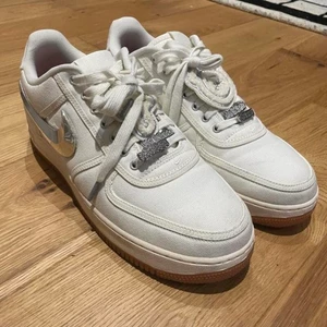 Travis Scott air force 1 - Travis Scott Air Force 1 i storlek 42. Köpta på StockX, kondition 9/10, använda fåtal gånger. Dm om det behövs fler bilder, Kvitto finns!