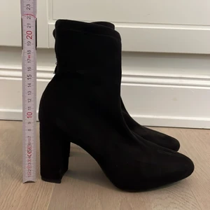 Svarta klackar 37 - Svarta klackar i ”sock”- modell. Moccaimitation. Storlek 37. Använda 1 gång!