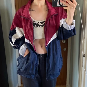 Jacka - Skitsnygg 80-tals jacka från Beyond retro!! Har aldrig använt så lappen är kvar. Möts i Stockholm eller skickar mot frakt <3