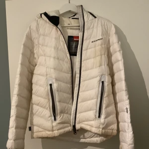 Everest jacka  - En fin, hel och VÄLDIGT bekväm jacka inför hösten🍂 Storlek 38  Säljes endast för att den är för liten för mig tycärr… 