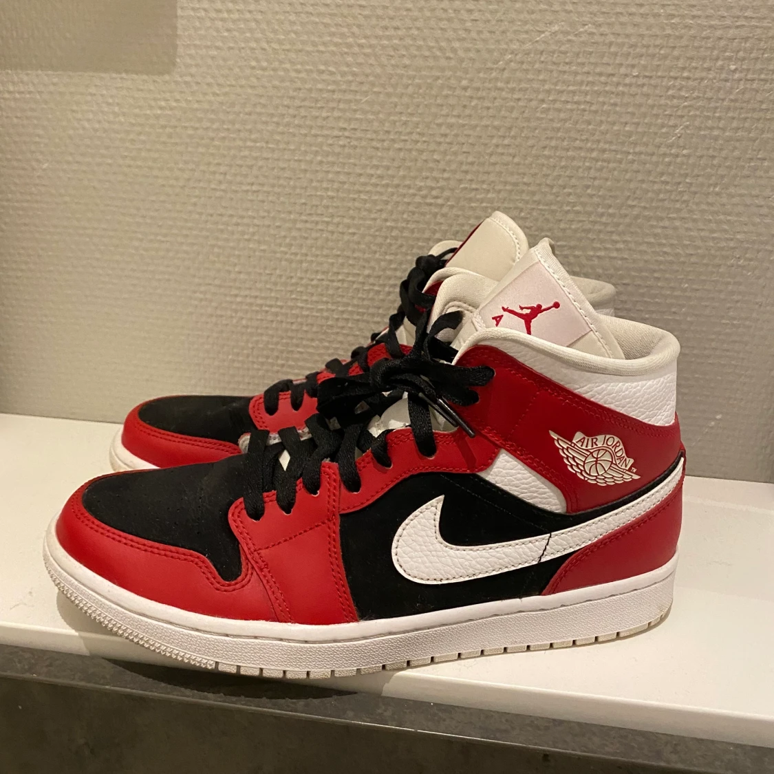 Jordan 1 Mid Gym Red
