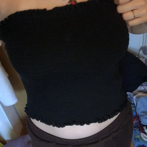 Vacker svart topp - Säljer denna topp för att den inte har kommit till användning och åker ner för att den är lite stor💕 Den är i strl L men sitter hyfsat på mig som har S, lite stor bara