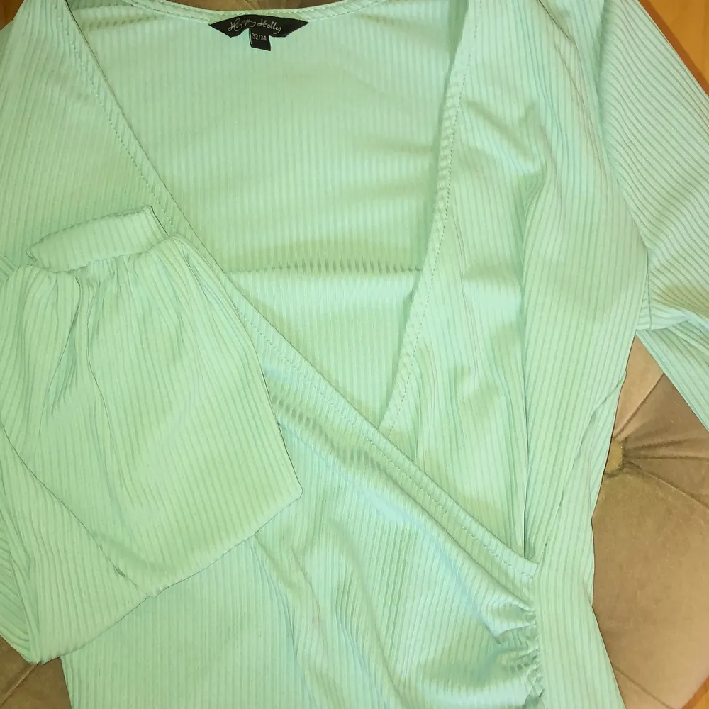 Säljer denna tröja då den endast är använd en gång strax efter jag köpt den💕 den är ljusblå och i väldigt fint skick!. Tröjor & Koftor.