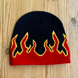 mössa med eld - 99 kr inklusive frakt💘💯 Säljer en mössa jag köpt här på plick för ett tag sen men den har knappt kommit till användning. Jättebra nu till hösten!🍂🤎