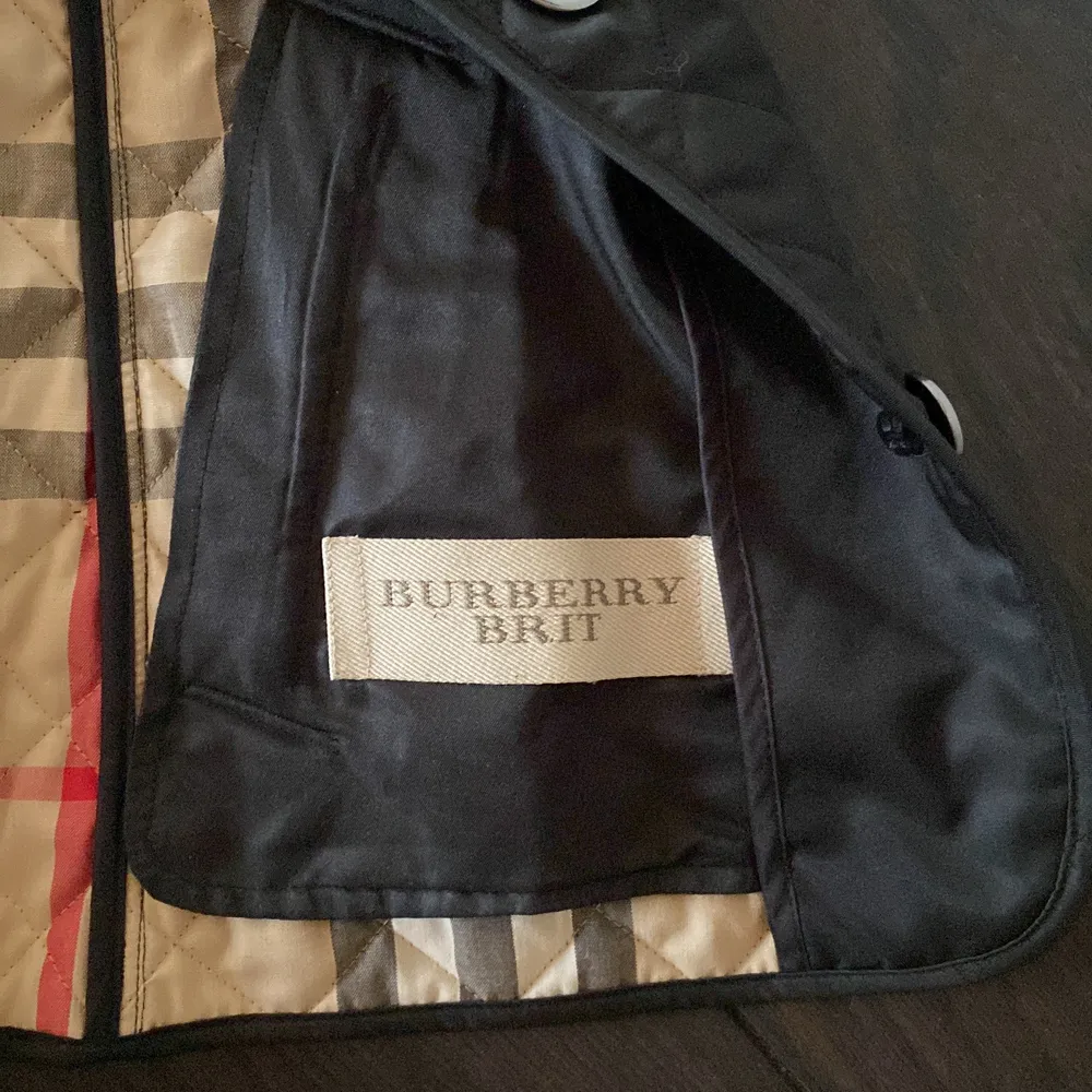 Säljer nu min fina Burberry Brit jacka som användts ett fåtal gånger i super bra skick. Jackan är i storlek s och köpt från flera år sedan tillbaka. Jackan är perfekt till höst :). Jackor.