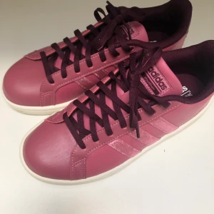 Adidas sneakers - Säljer ett par adidas sneakers. Använda 1-2 ggr. Säljs pga för små. Dem är i väldigt fint skick. 