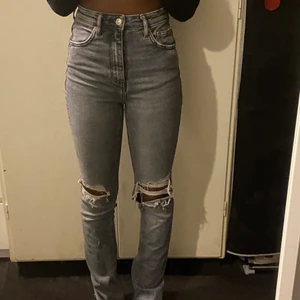 Grå jeans Zara - Säljer dessa ljusgrå jeans som har slitt och hål på knäna, då de inte kommer till användning 