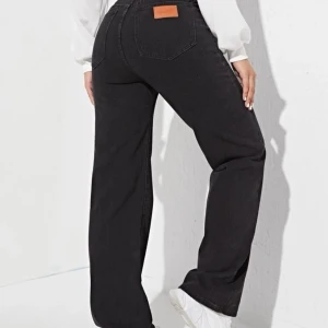 Svarta snygga jeans ! - Aldrig använt bara testat. Jätte fin färg men väldigt oklar storlek lite för stor för mig som vanligtvis tar S 36 