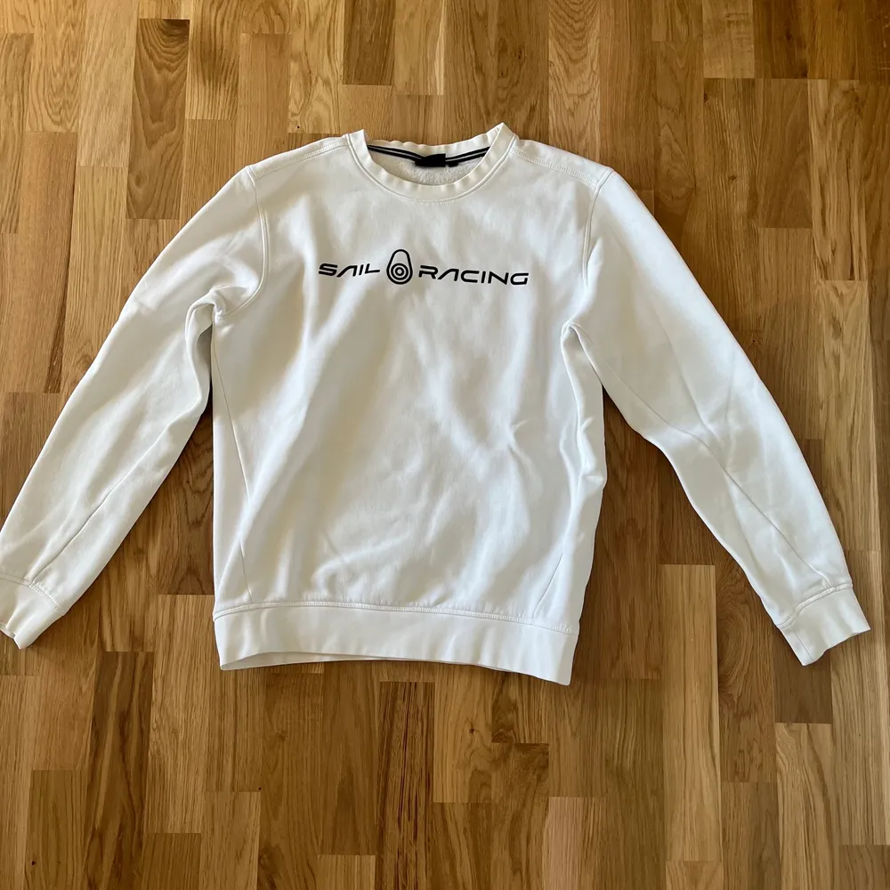 Vit crewneck från Sail Racing  Storlek M.  Använd men i okej skick.  Lägre pris p.g.a lite skrynklig hals.  Nypris 1000kr. Tröjor & Koftor.