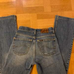 Midrise jeans från Lee, straight modell i en så snygg wash🙌🏼 lite stretchiga i materialet så sitter snyggt på💗 skulle säga att de passar en S, jag är 1,66 och de passar perfekt i längden på mig! ❗️FRAKTAR ÄVEN❗️