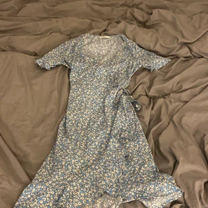 klänning stl 34 - jättefin somrig klänning som är använd få gånger jättebra skick! 