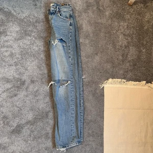 Jeans från ginatricot  - Jeansen är oanvända och dom är i storlek 32  200kr