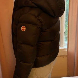 Colmar jacka - Säljer min älskade colmar jacka i barn stl L som passar xs-m Jackan har inga defekter och är använd en vinter.💞 Det är en super fin och varm jacka som passar super bra nu till vintern!  Kan mötas upp i Stockholms området💞 Skriv för fler bilder och frågor