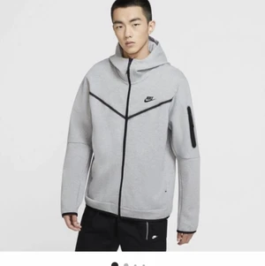 Nike tech fleece - Asfin techfleece, lite sliten men ingenting som syns förutom att ”trådarna” på dragkedjan har tappat en del färg. Nypris ca 1200 mitt pris 500. Köparen står för frakten❤️