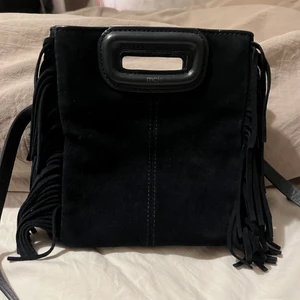 Maje väska - Jättefin maje väska i den lilla modellen. Väskan är mörkblå och i väldigt bra skick. Dustbag och ett långt band medföljer. Säljer endast.