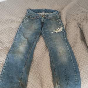 Coola baggy jeans som har ett hål men billigt pris. Skicka dn för fler bilder eller bättre bilder 