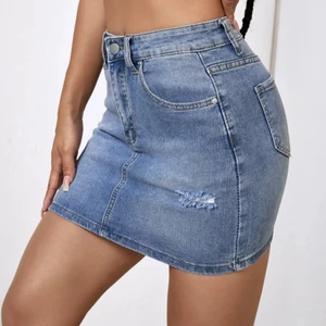 Jeanskjol - Jeanskjol i storlek S, lite strechig. Fickor fram och bak. Enkelt snitt, passar till mycket, man kan lätt klä upp eller ner den. Personlig favorit med Converse 👟 😘 Mycket fint skick, nästan ny. 60 kr plus ev frakt. Hör av dig om du vill ha egna bilder 💙