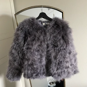 Pälsjacka - Säljer min Dennis Maglic jacka, storlek xs. Pälsen är äkta, det är strutspäls. Jackan är använd men är i bra skick, nypris 1399kr men säljer den för 850kr. 