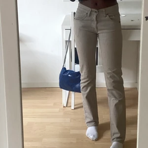 Tiger of Sweden jeans  - Här har vi ett par tigers of Sweden jeans, oklar vad jeansen är köpta för men mellan 700-800 kr är nypriset och får se vad det säljs för. Jätte fina low wrise jeans i en oklar ”Iggy mud” (grå) färg, och sitter ganska bra i längden på mig som är 165 ! 💕💕