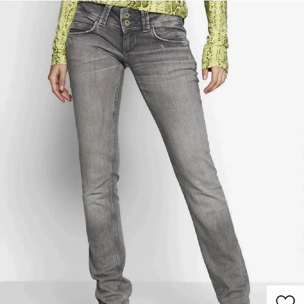(Andra bilden lånad)  Säljer mina Low waist Straight leg Pepe Jeans i modellen ”Venus” i storlek 27x34 (helt slutsålda). Köpta för 999kr, helt oanvända pga fel storlek . Jeans & Byxor.
