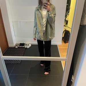 Grön Jeans/Skjortjacka från zara - Säljer denna sjukt snygga gröna jeansjackan från zara. Köpt i somras och finns inte längre på hemsidan. Superfin till hösten. I en mer oversize modell så skulle säkert passa större storlekar också. Skriv för mer bilder eller om ni undrar nåt. 