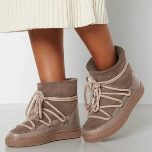 Inuikki skor - INTRESSEKOLL! Kom med bud, sparsamt använt då jag inte hann använda så mycket förra året. Nypris runt 2000 så säljer inte för under 1500kr.