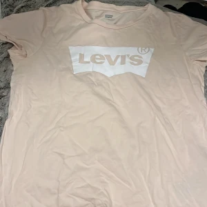 T-shirt  - Nypris 300 kr  En tröja i fint skick   Köparen står för frakt 