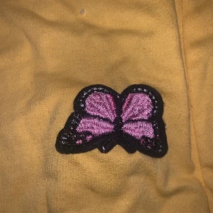 Mjukisbyxor  - Söta byxor ifrån Shein. Har aldrig kommit till användning. Jättegullig fjärils detalj på sidan❤️